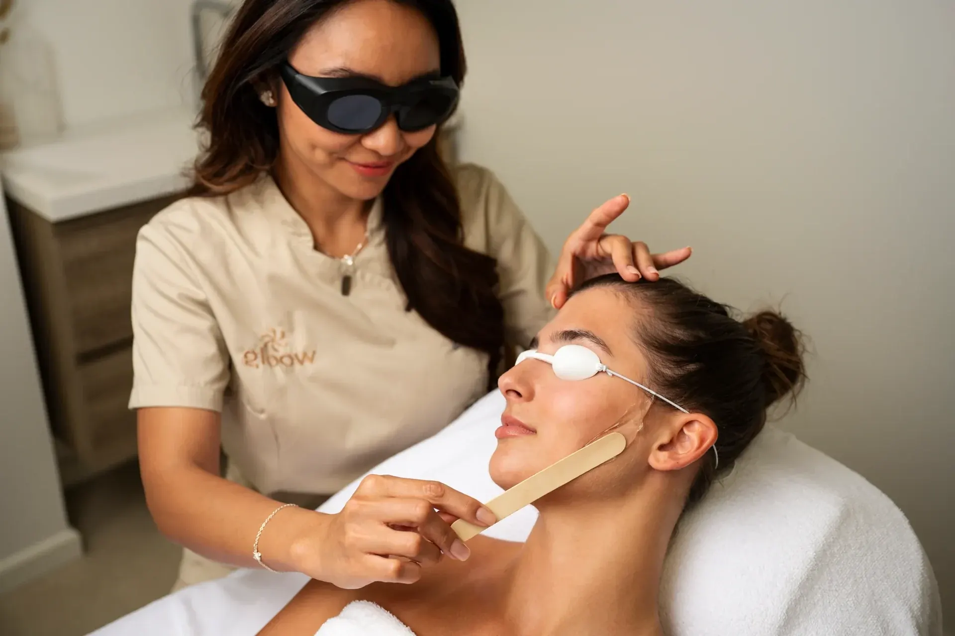 Tratamiento facial profesional con luz luminosa en cabina
