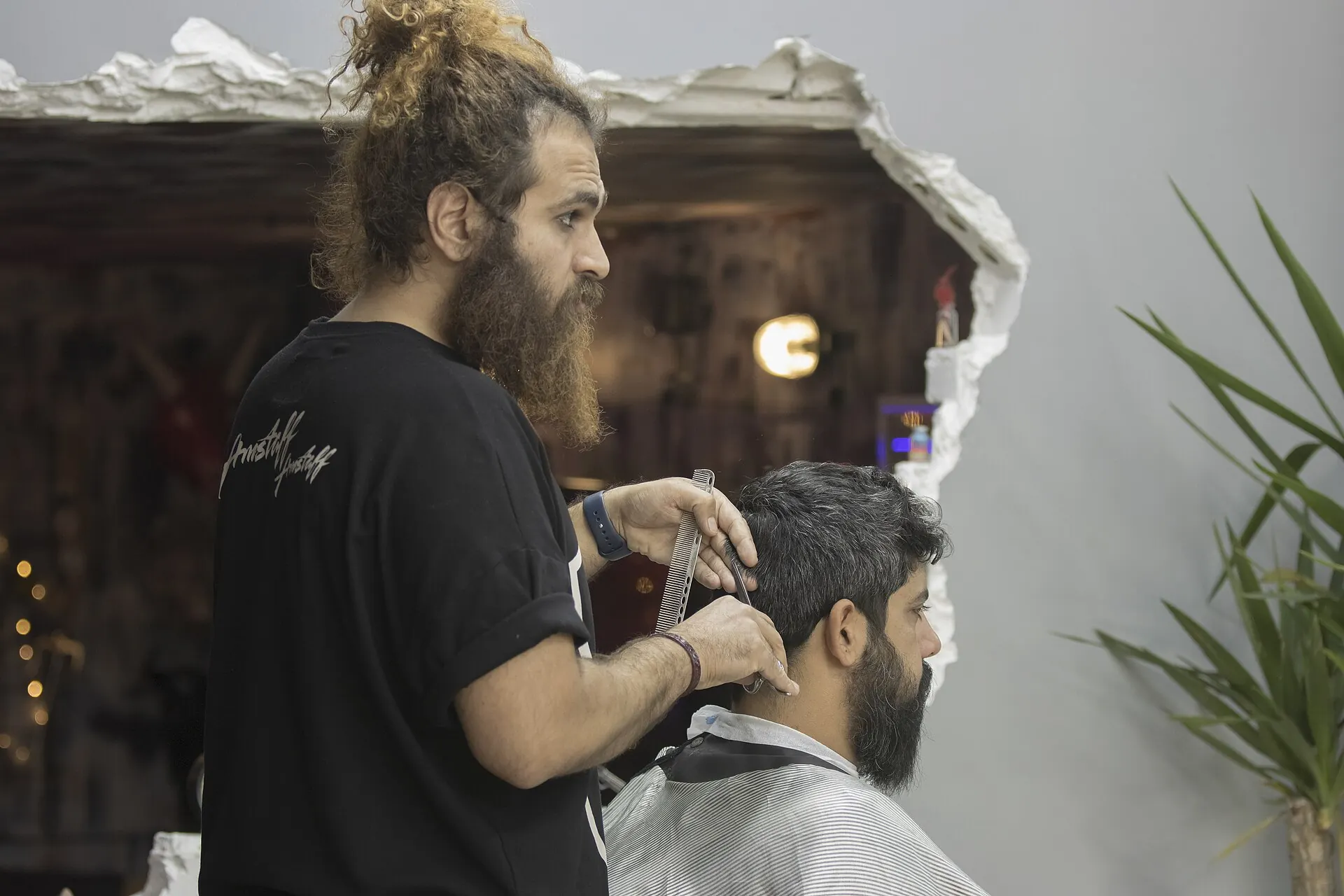 Rincón del salón con equipo de estética y luz cálida